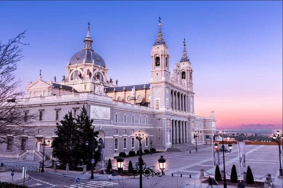 Hostel Puerta Del Angel Madrid Bagian luar foto