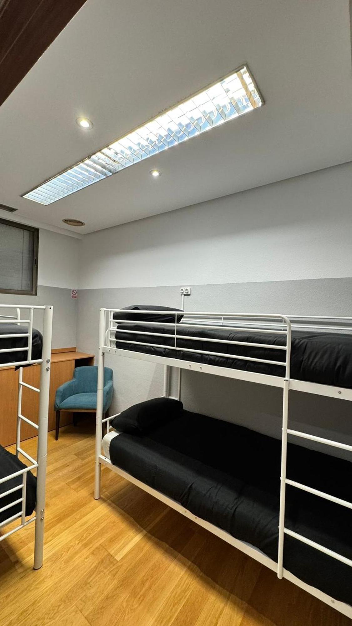 Hostel Puerta Del Angel Madrid Bagian luar foto