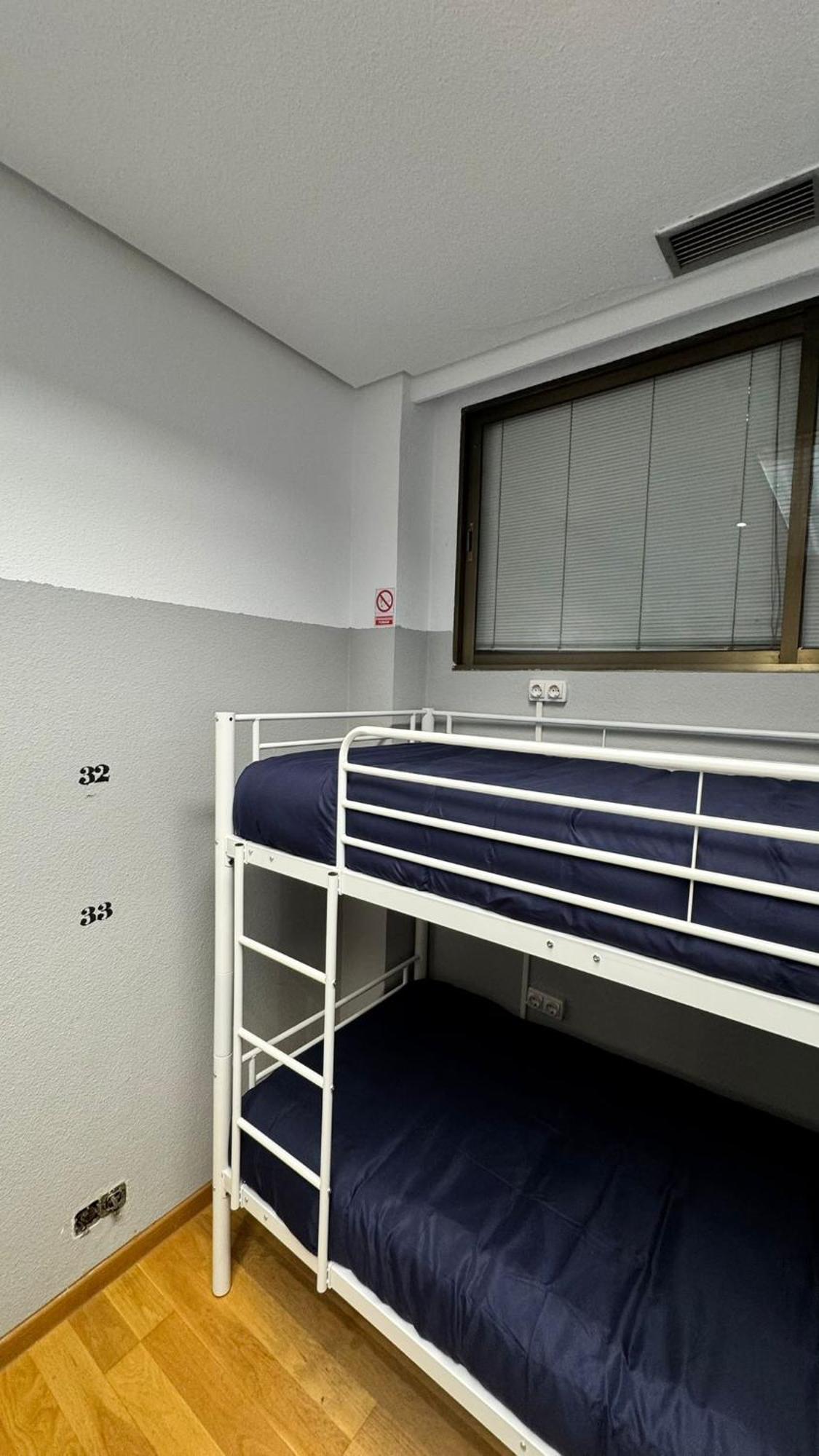 Hostel Puerta Del Angel Madrid Bagian luar foto