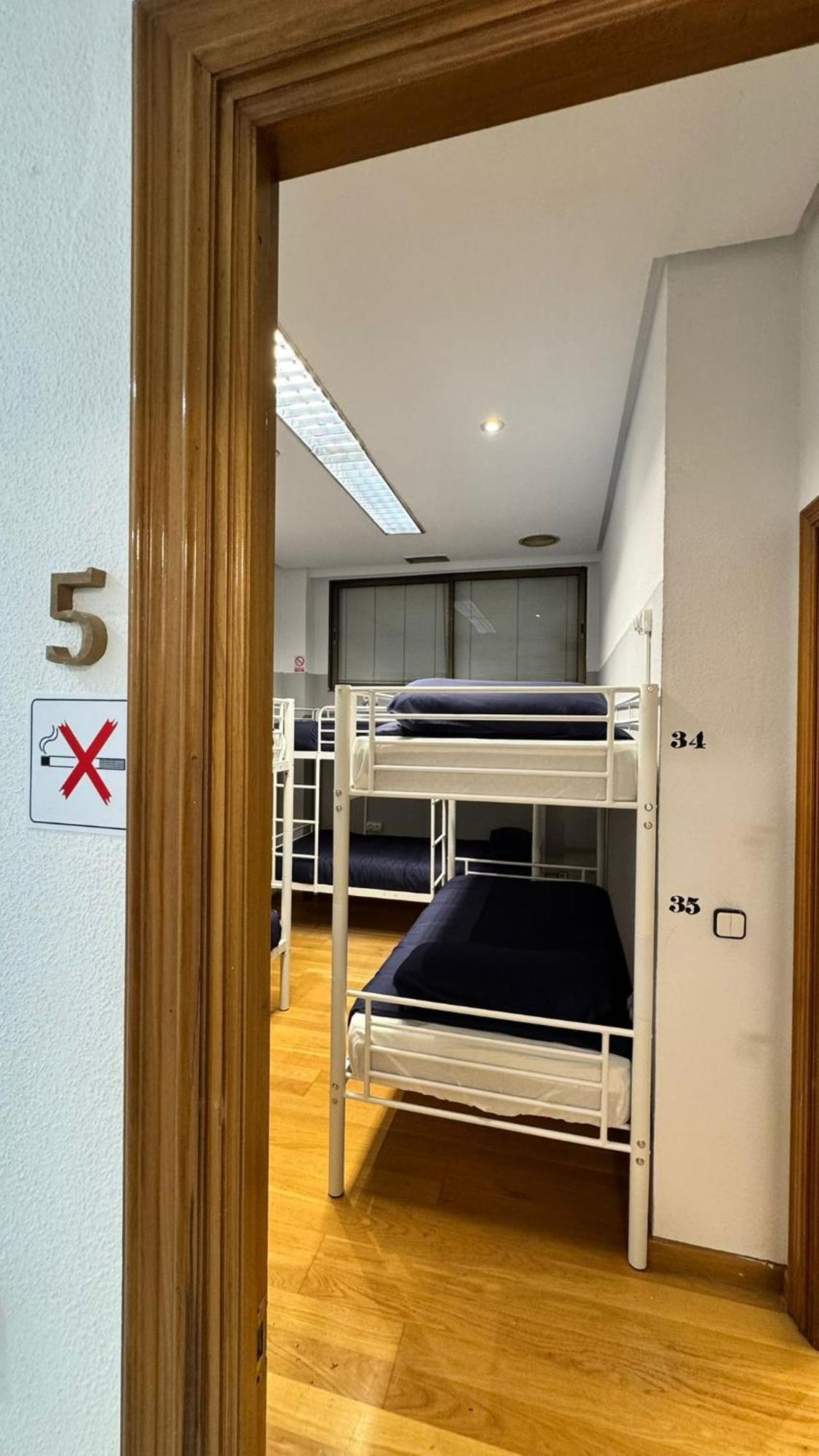 Hostel Puerta Del Angel Madrid Bagian luar foto