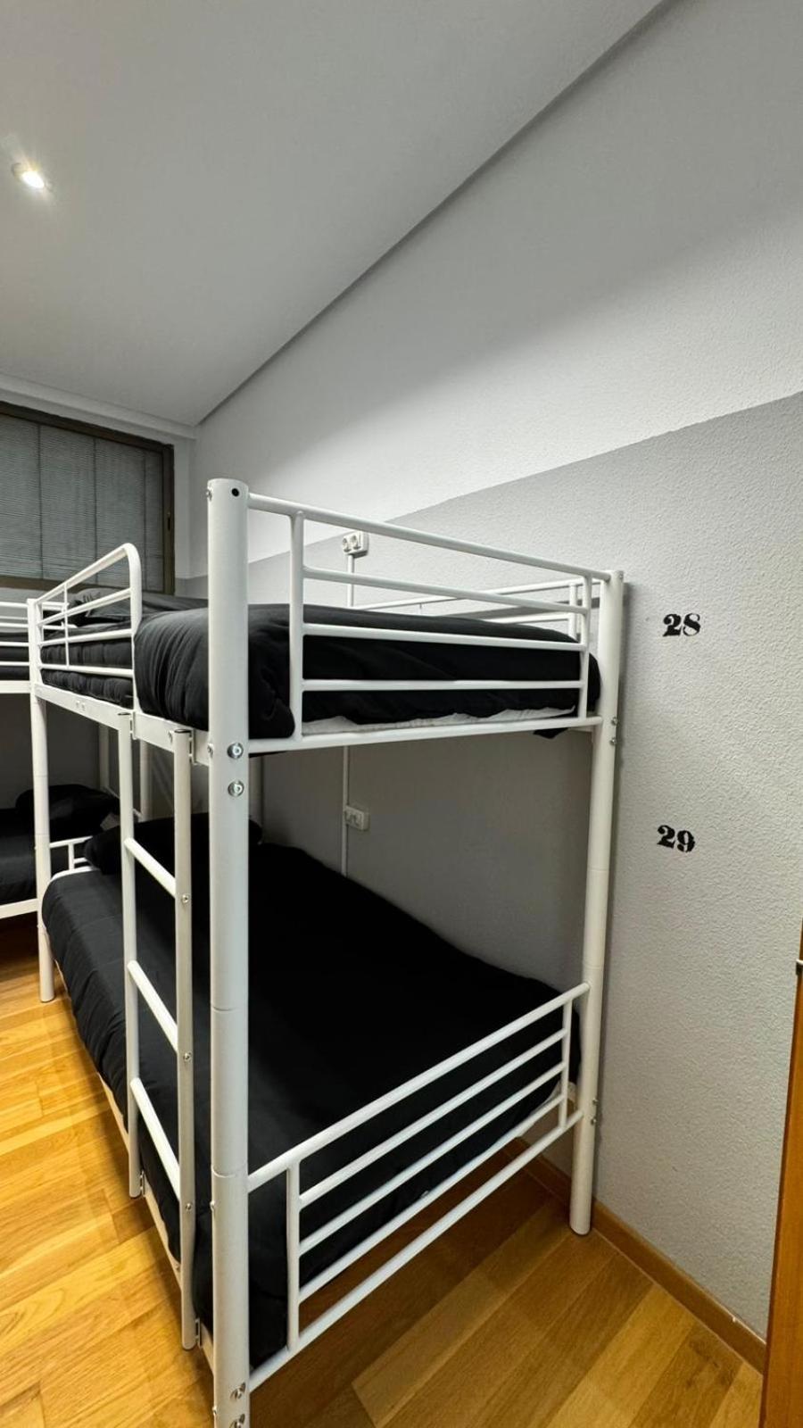 Hostel Puerta Del Angel Madrid Bagian luar foto