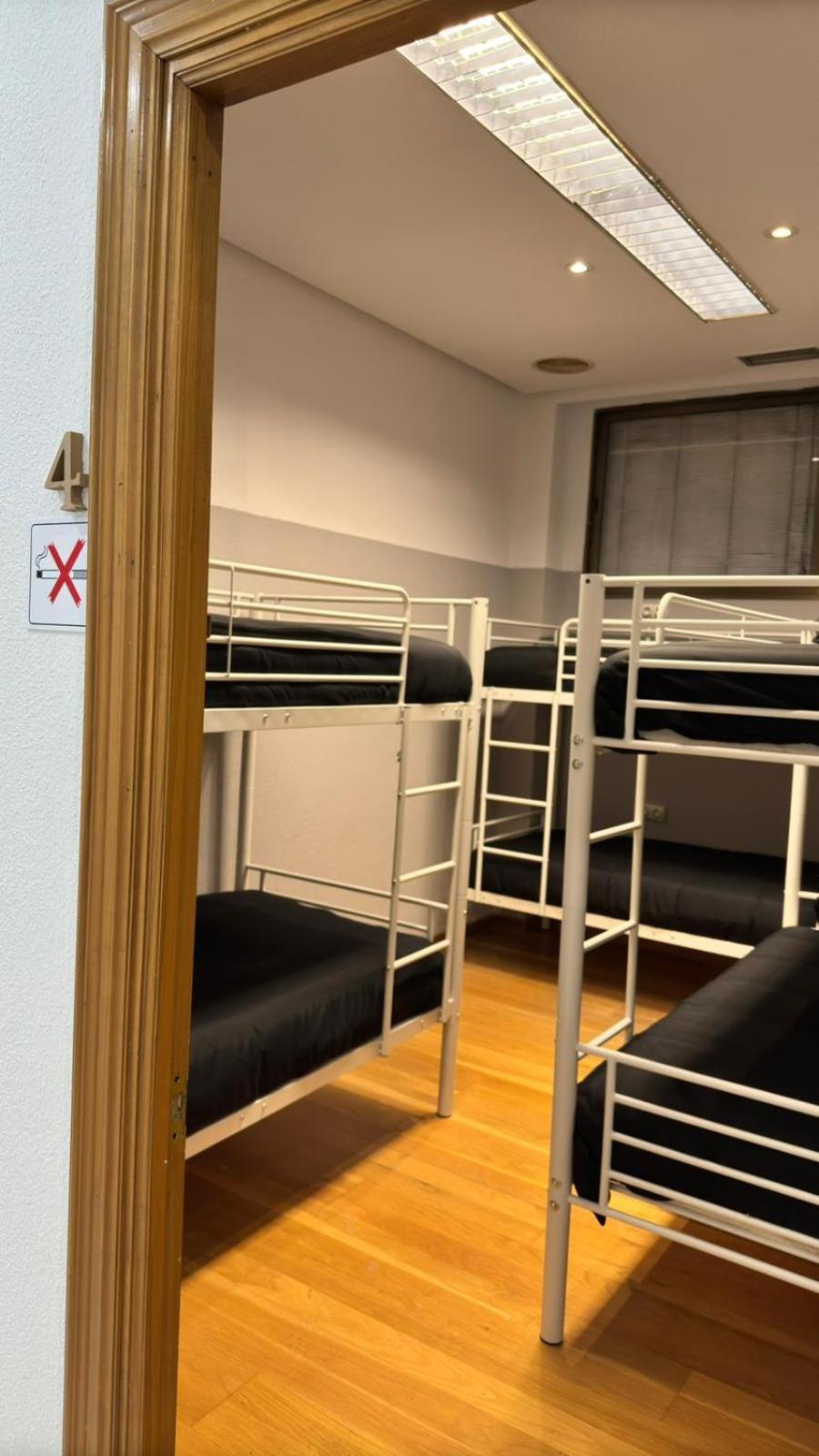 Hostel Puerta Del Angel Madrid Bagian luar foto