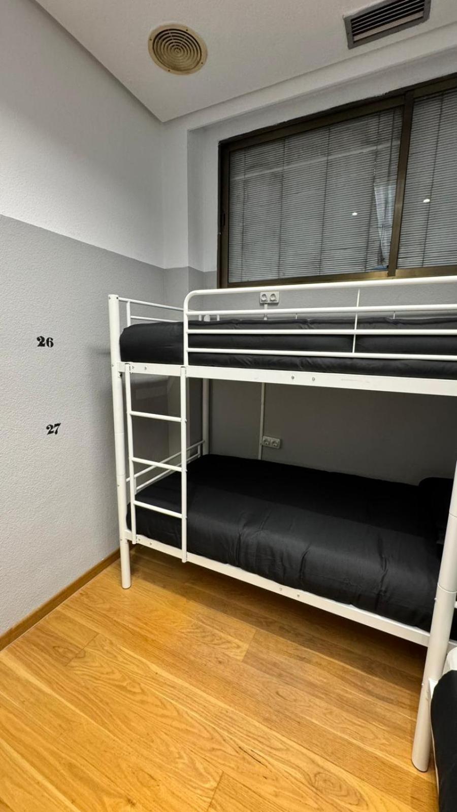 Hostel Puerta Del Angel Madrid Bagian luar foto