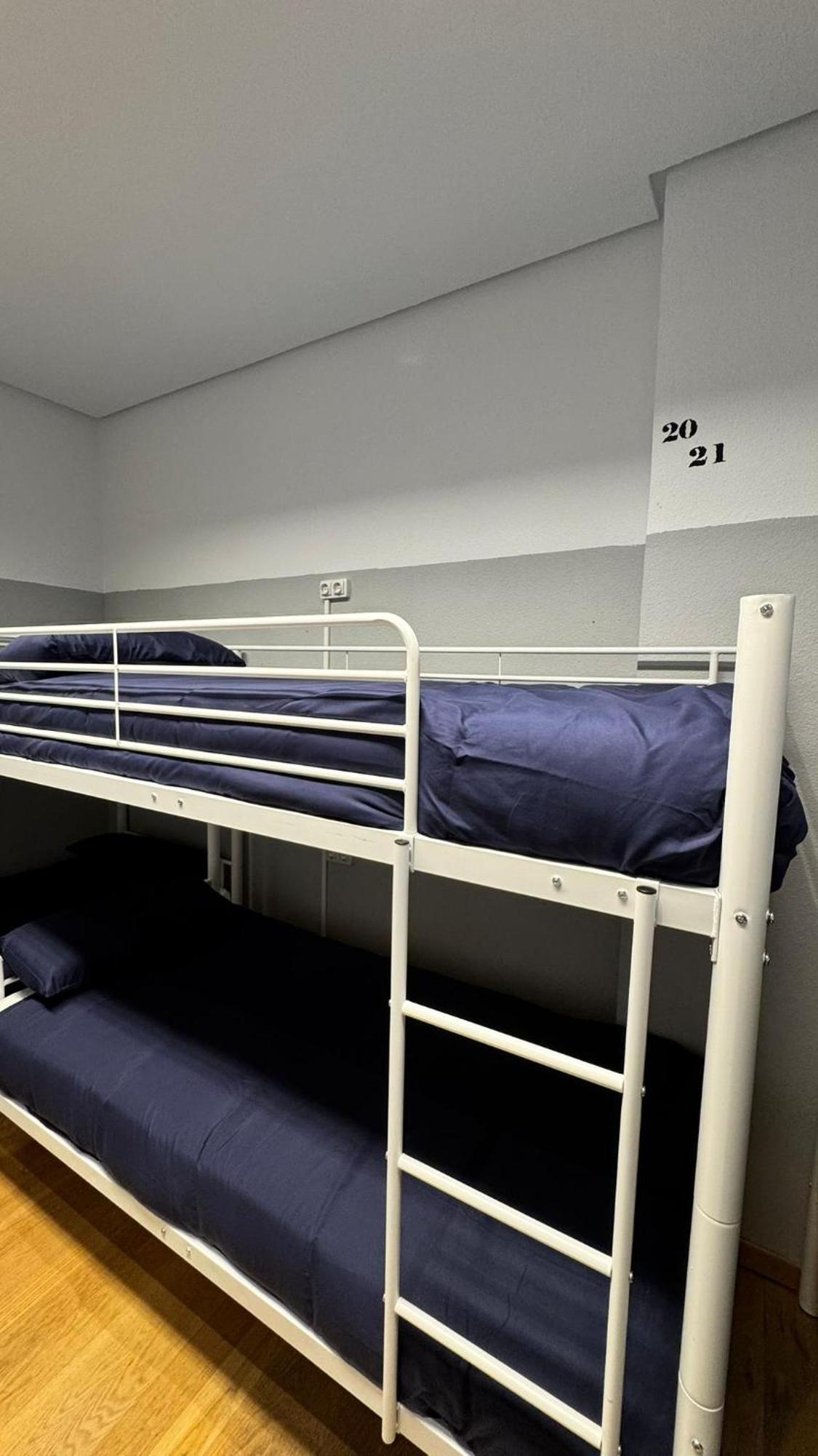 Hostel Puerta Del Angel Madrid Bagian luar foto