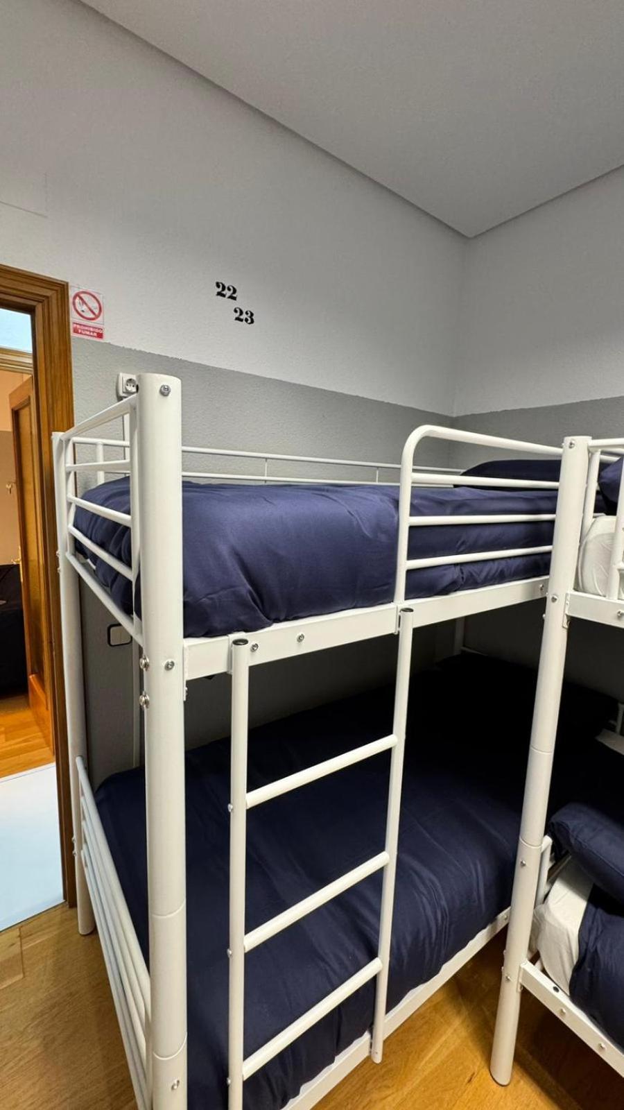 Hostel Puerta Del Angel Madrid Bagian luar foto