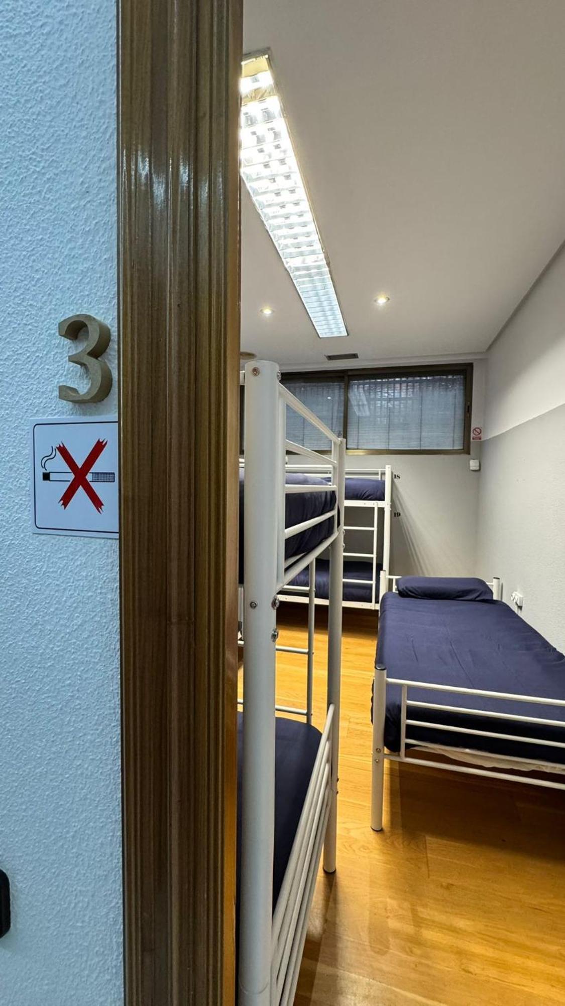 Hostel Puerta Del Angel Madrid Bagian luar foto