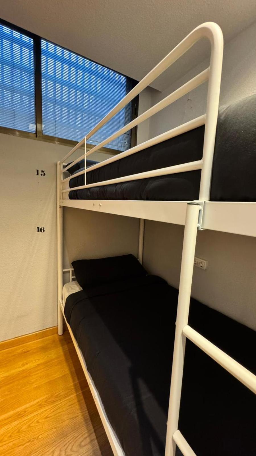 Hostel Puerta Del Angel Madrid Bagian luar foto