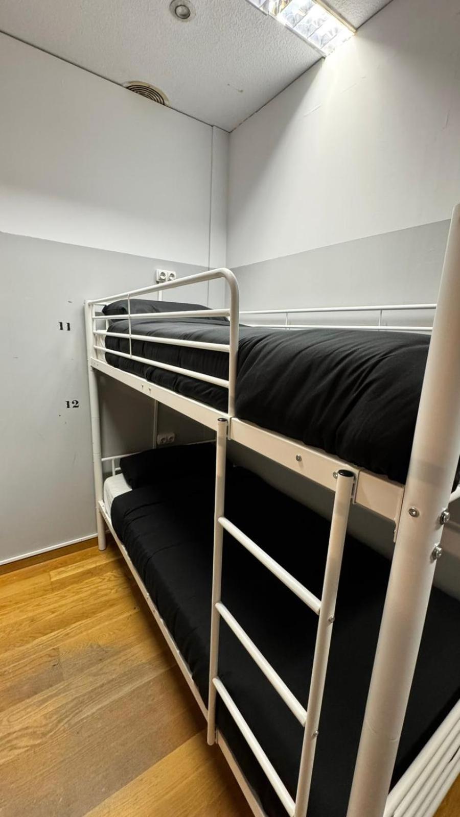Hostel Puerta Del Angel Madrid Bagian luar foto