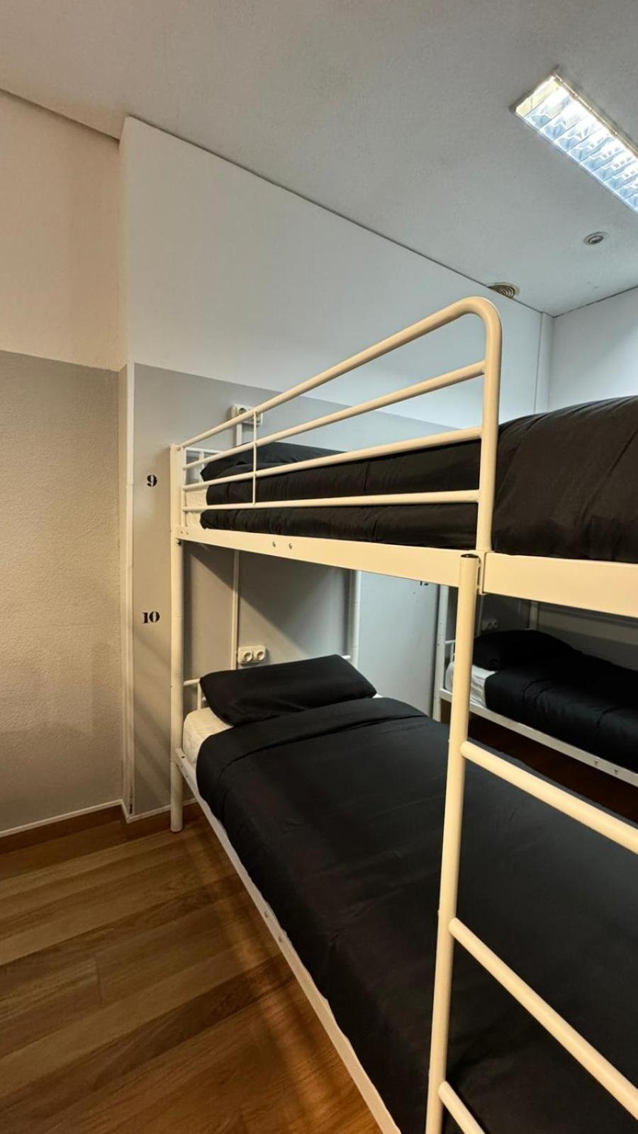 Hostel Puerta Del Angel Madrid Bagian luar foto