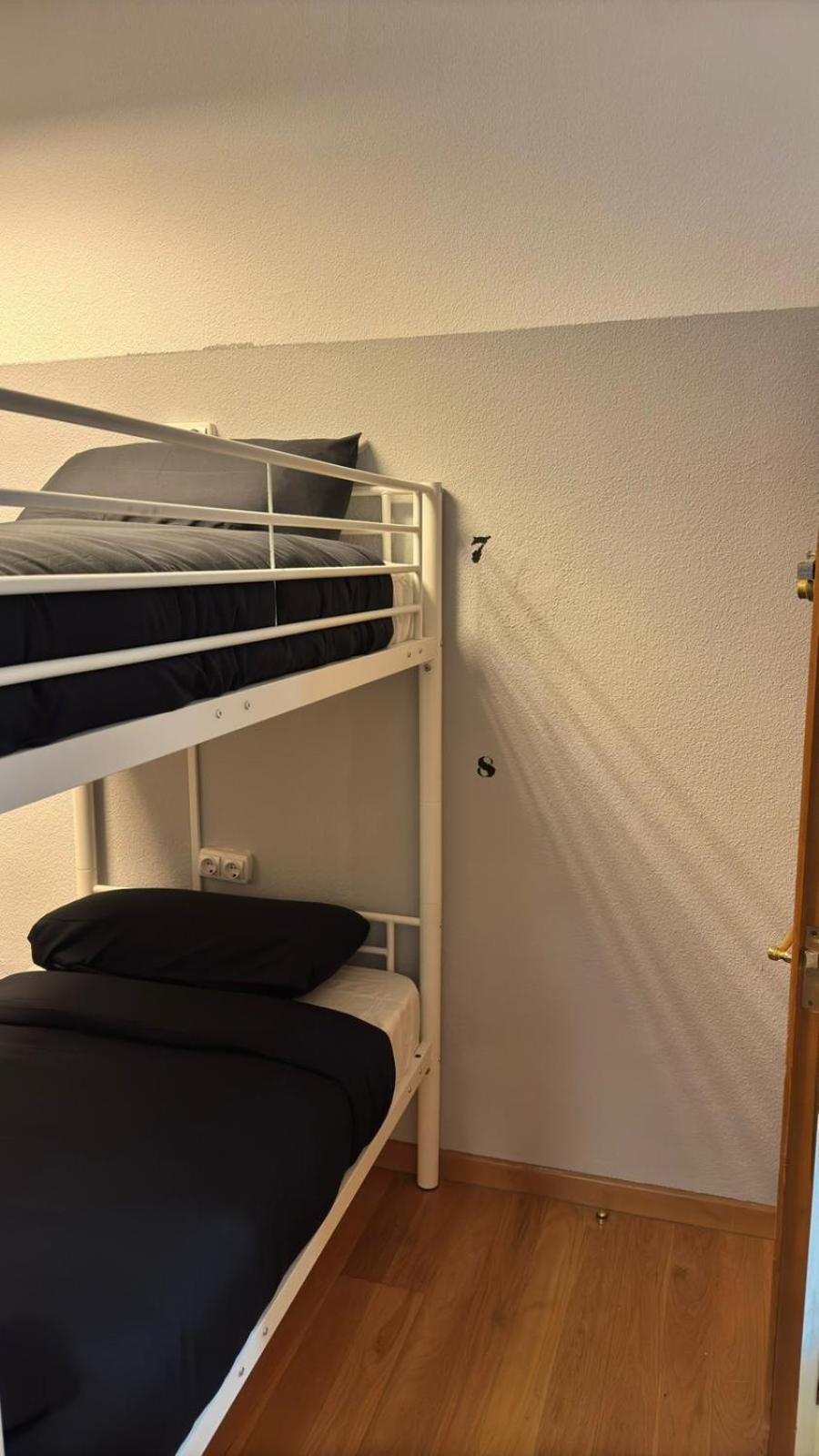 Hostel Puerta Del Angel Madrid Bagian luar foto
