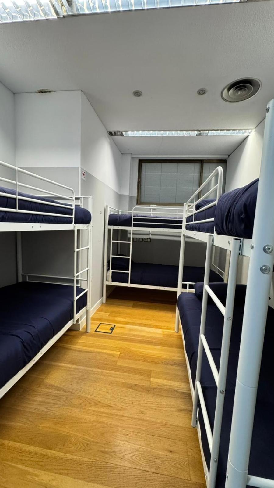Hostel Puerta Del Angel Madrid Bagian luar foto
