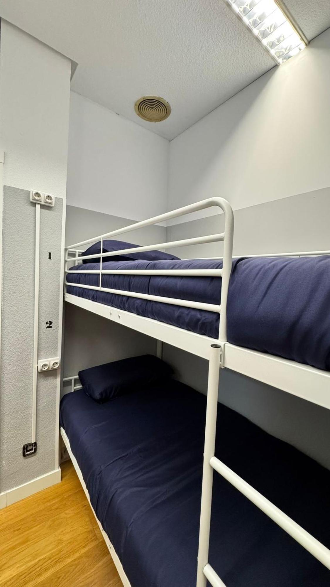Hostel Puerta Del Angel Madrid Bagian luar foto