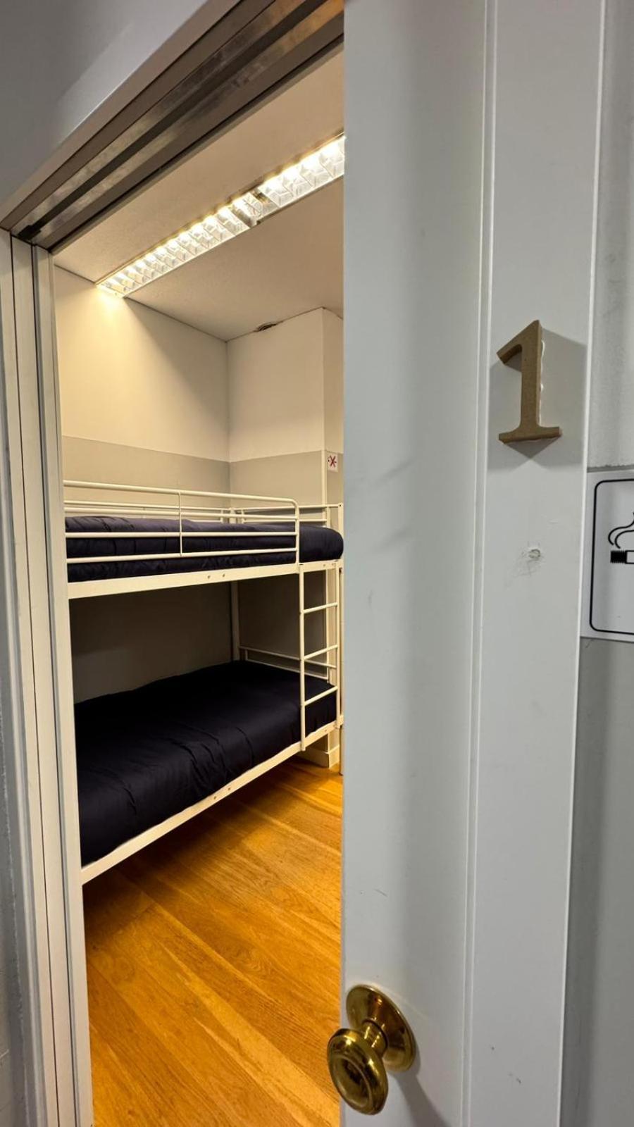 Hostel Puerta Del Angel Madrid Bagian luar foto