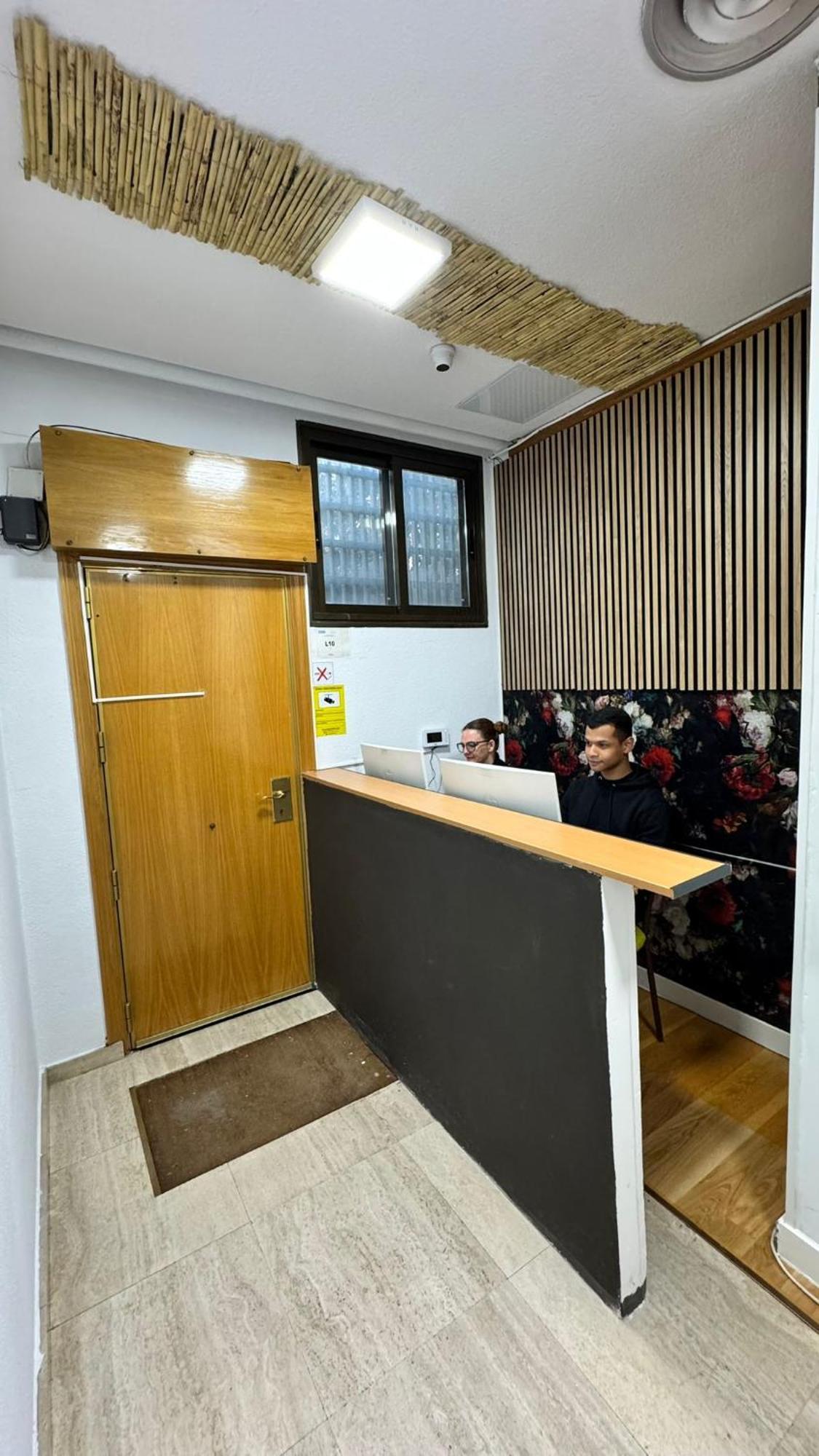 Hostel Puerta Del Angel Madrid Bagian luar foto